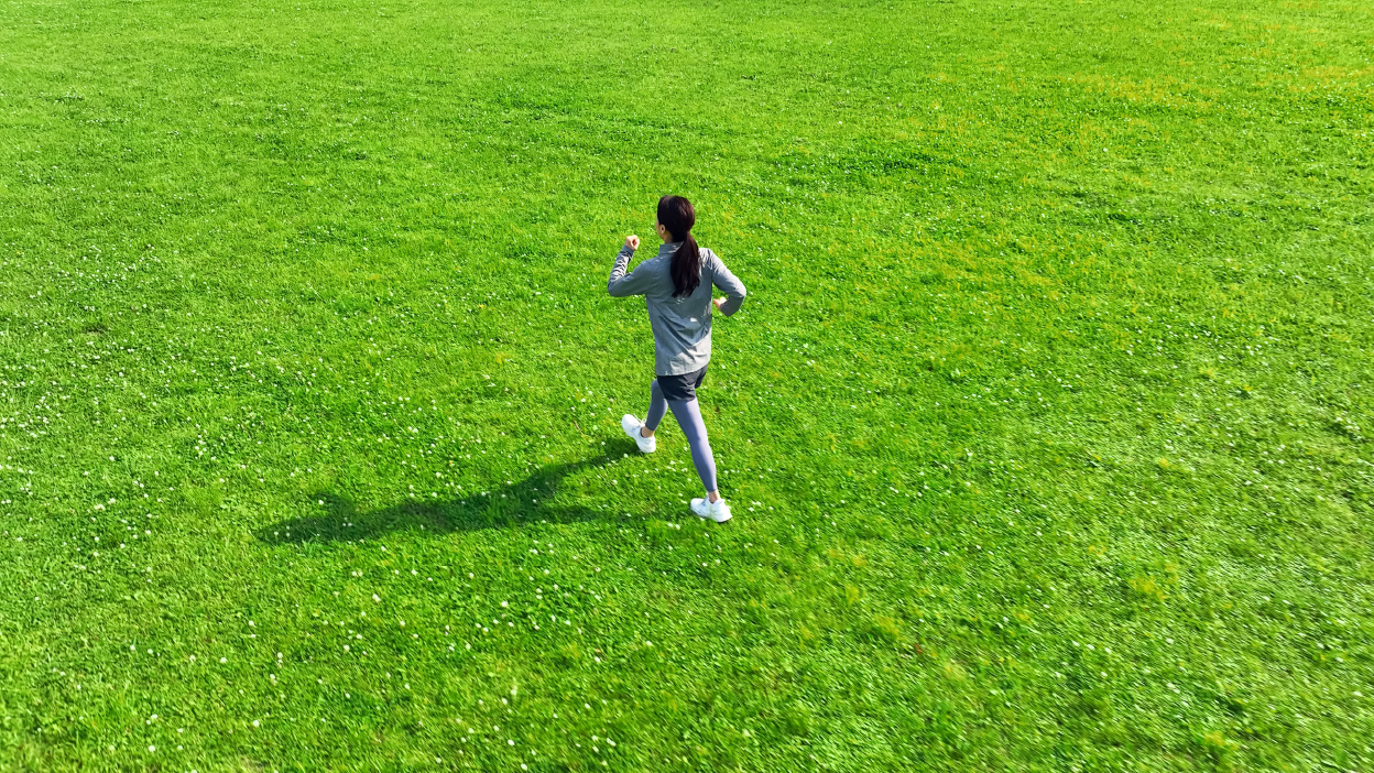 ウォーキングする女性